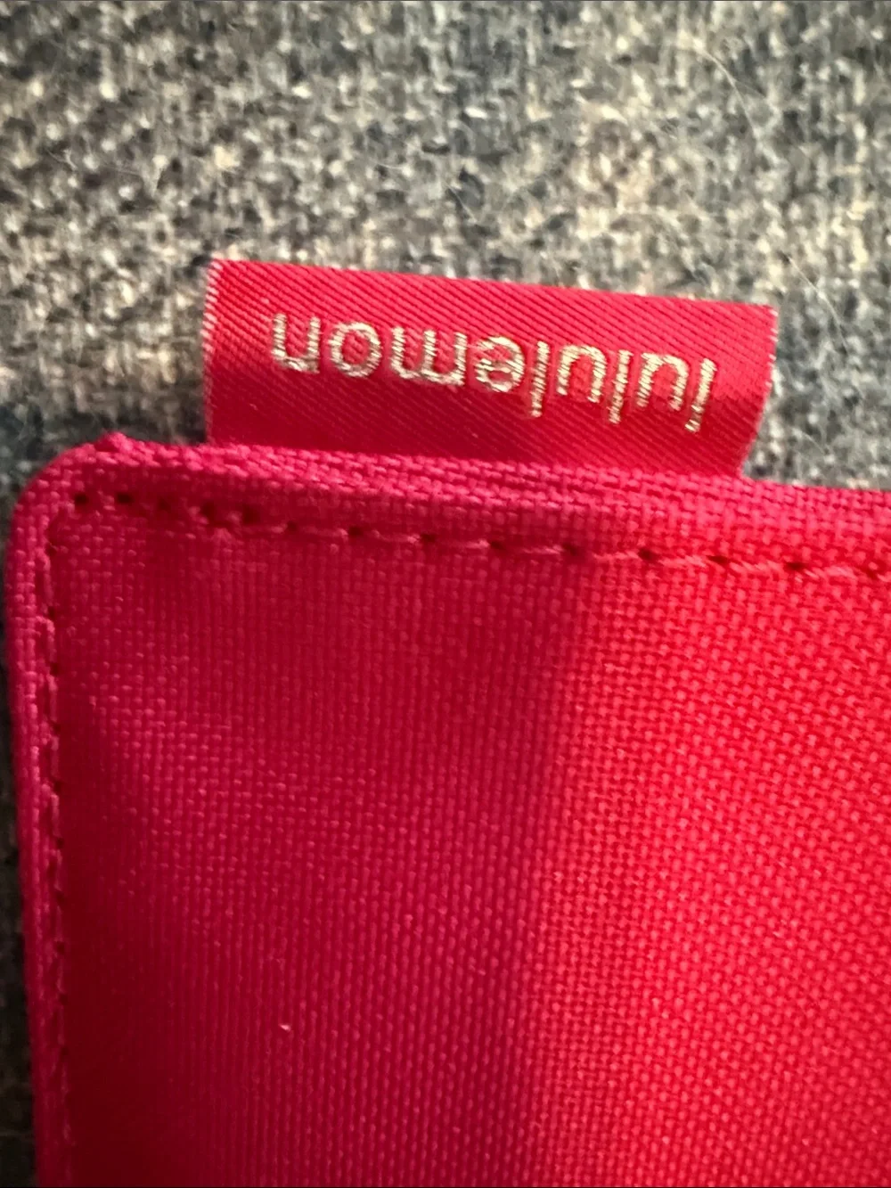 lululemon Travel Easy Cherry Lychee Clippable Card Case